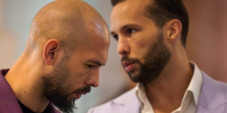 Influencer Andrew Tate zůstane ve vazbě v USA do srpna