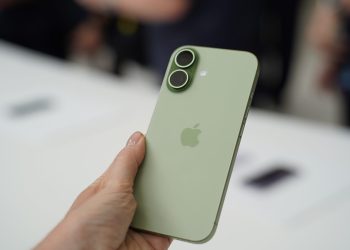 Apple dosáhl rekordních tržeb, Tim Cook předává vedení firmy