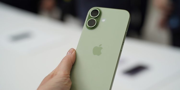 Apple dosáhl rekordních tržeb, Tim Cook předává vedení firmy