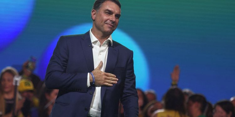 Flávio Bolsonaro zahájil prezidentskou kampaň, postaví se Lulovi