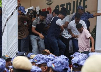 Indická policie násilím odvezla hladovějícího aktivistu Wangčuka do nemocnice