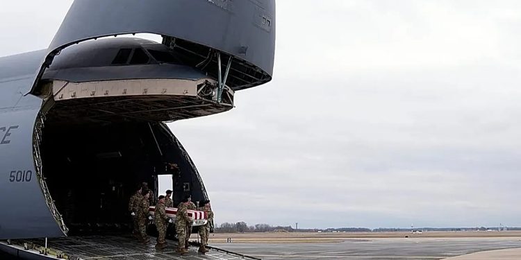 Válka s Íránem eskaluje: První mrtví vojáci USA a hrozby od Chámeneího
