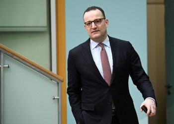 Německý politik Jens Spahn rezignoval kvůli náhradnímu mateřství