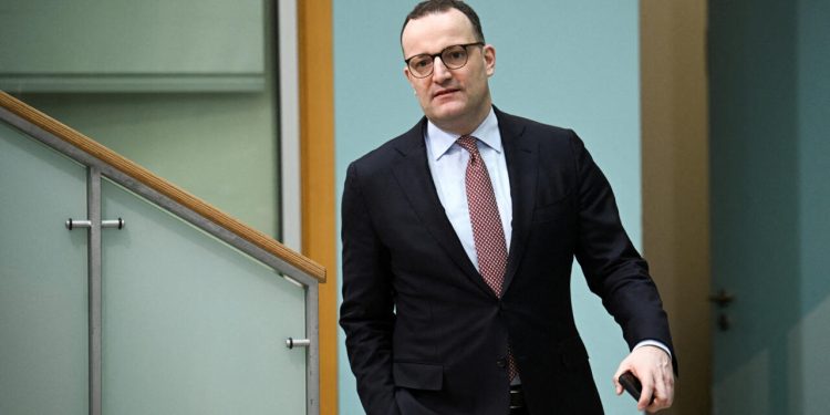 Německý politik Jens Spahn rezignoval kvůli náhradnímu mateřství