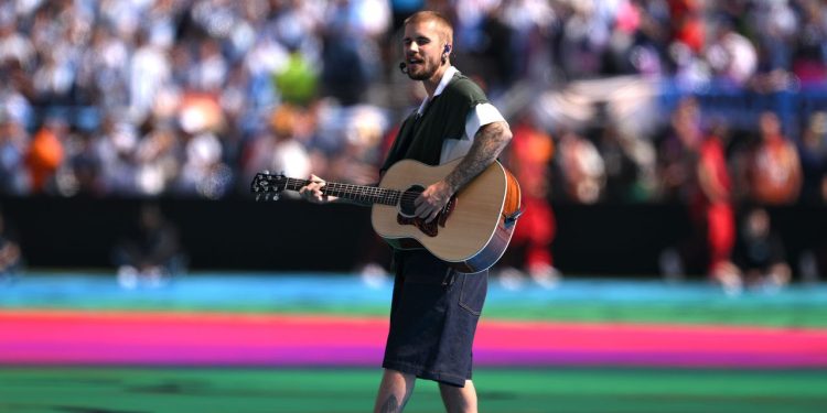 První poločasová show na MS ve fotbale přinesla hvězdný chaos