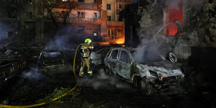 Rusko zasáhlo Kyjev největším balistickým útokem od začátku války