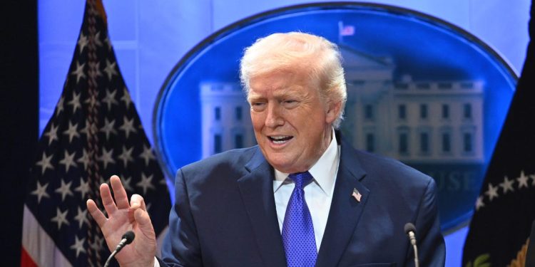 Trump schválil nová dvouciferná cla pro šest desítek zemí