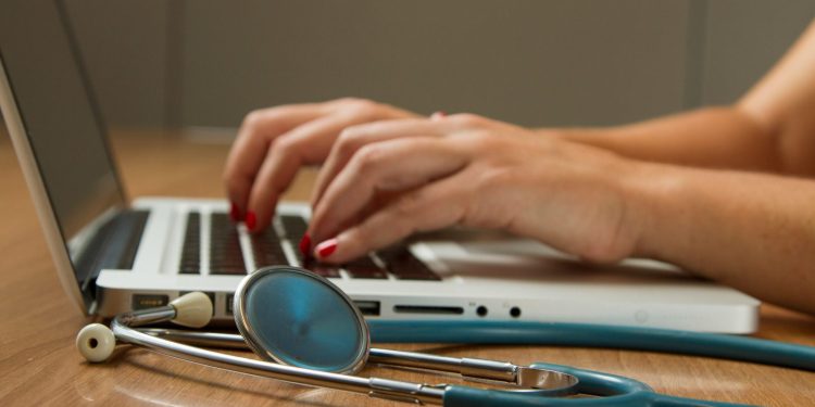 Umělá inteligence v medicíně čelí skrytým chybám, vědci mají nové nástroje