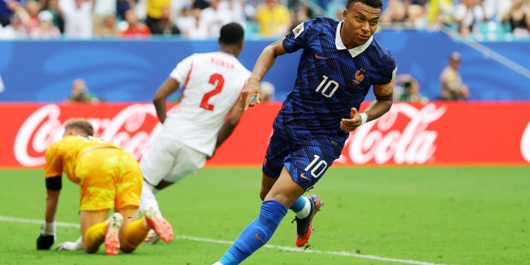 Zinedine Zidane má převzít francouzskou reprezentaci po Deschampsovi