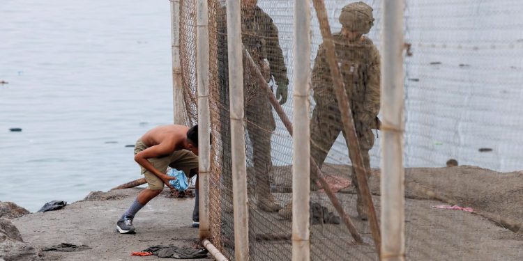 Španělsko instaluje mořské bariéry u Ceuty po náporu migrantů