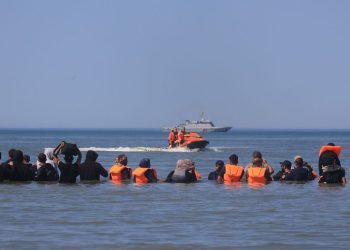 Záchrana 157 migrantů v Lamanšském průlivu vyostřuje britskou debatu