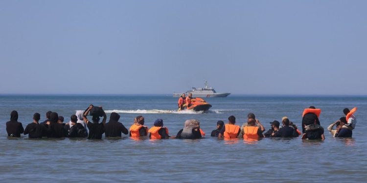 Záchrana 157 migrantů v Lamanšském průlivu vyostřuje britskou debatu